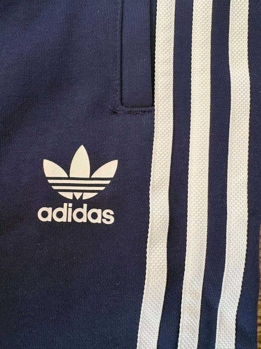 Спортно долнище / Чисто нов с етикет / Aнцуг ADIDAS ORIGINAL / Оригинален / Аутлет / Размер М за ръст 176 см 70 кг / Мъжки / Navy Blue / Син
