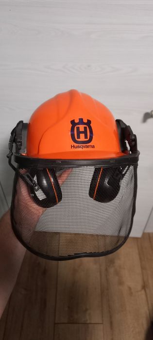 Каска husqvarna за дървосекач
