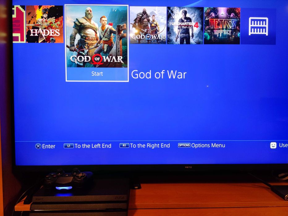 Продавам перфектен Sony PlayStation 4 PRO GOD OF WAR Limited Edition ПС4 ПРО с МНОГО ИГРИ PS4 Uncharted, Crash Bandicoot, The Last of Us, Hades, Princ