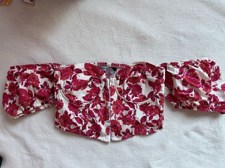 Летен корсет с червени цветя