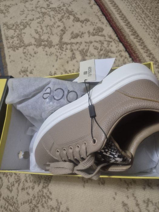 Кроссовки новые модные