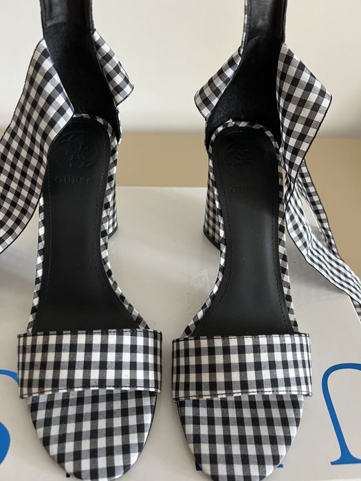 Vand sandale Guess , noi , superbe