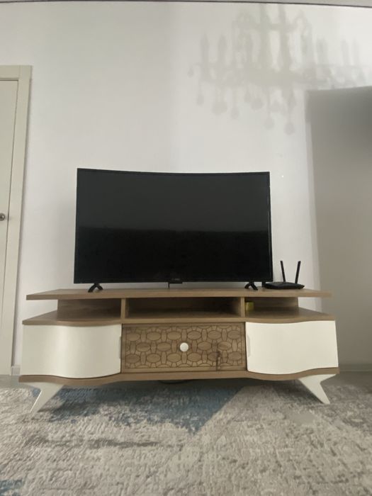 Телевизор и подставка за 80.000