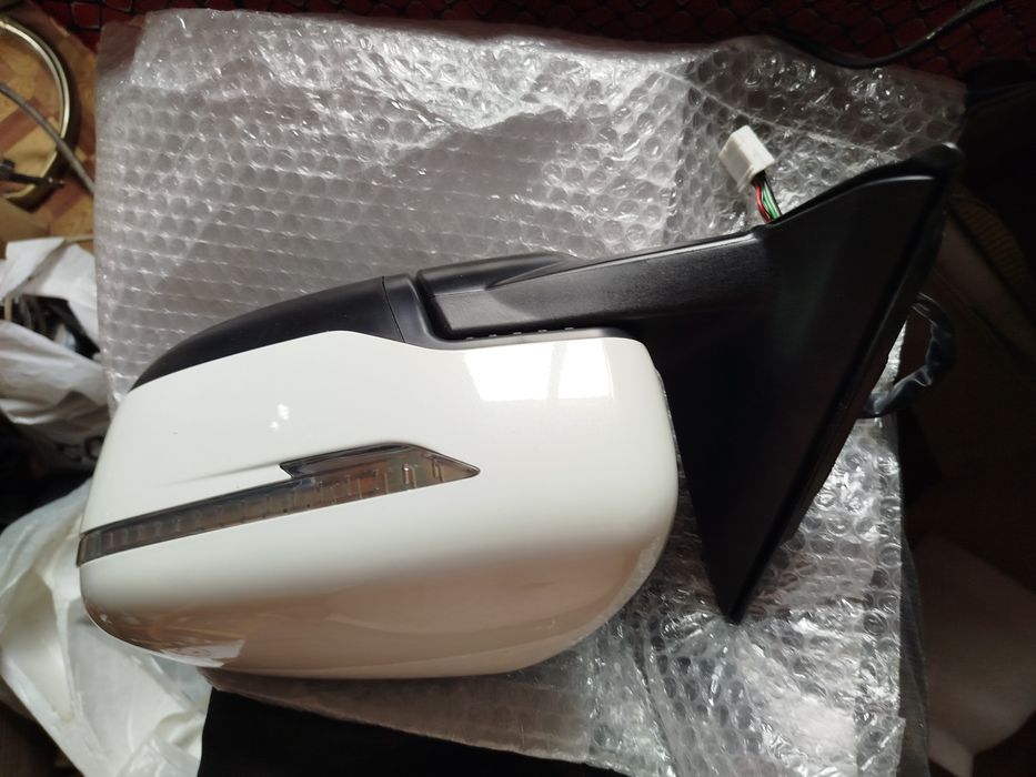 Продается зеркало автомобиля.