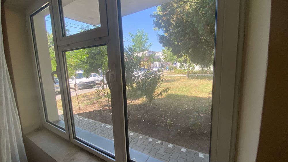 Vânzare apartament cu două camere, bloc de cărămidă, parter în bloc de 2 etaje, teren concesionat în față, adaptat pentru investiție sau locuință