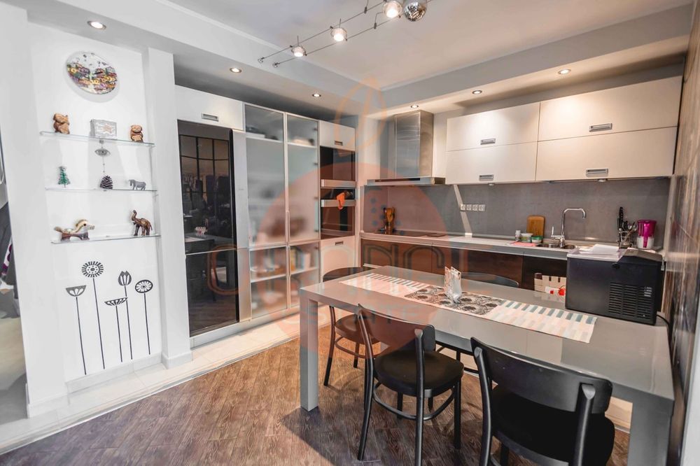 Продава се Четиристаен апартамент в София, Витоша - 140 кв.м за 1822 €/кв.м - Снимка #2