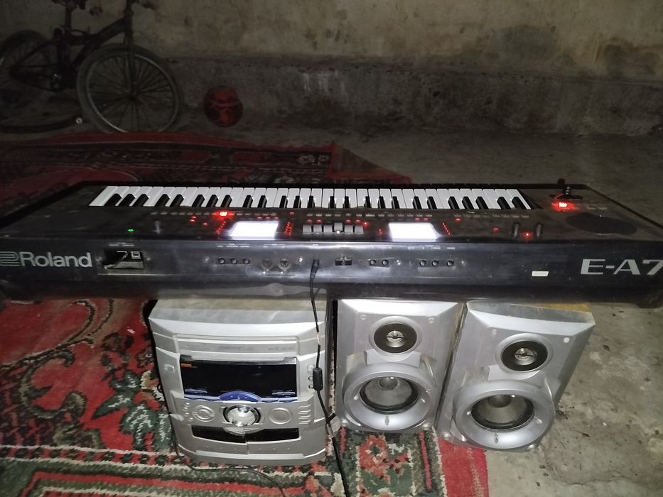 Roland E-A7 sintezator