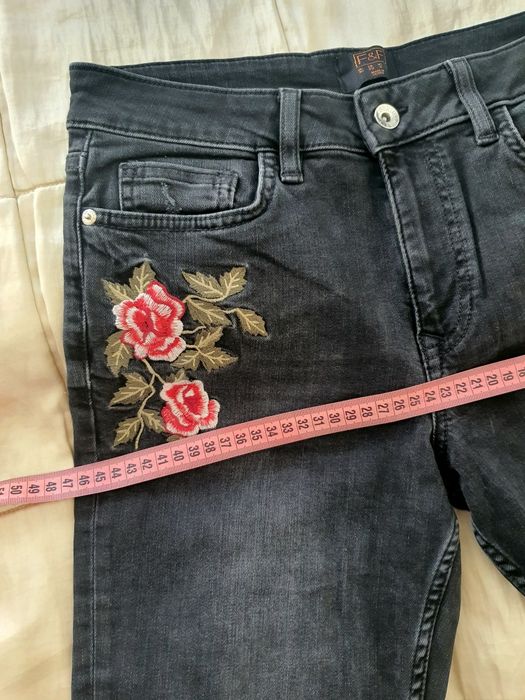 Blugi damă  S M elastici gri închis negri broderie florală rupturi, F&F bumbac casual sexy