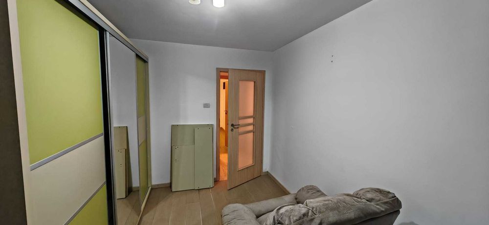 Inchiriez apartament cu 3 camere situat in centrul civic