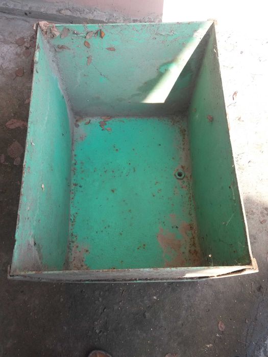 Железная ёмкость, можно для душа