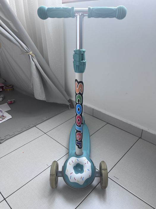 Trotineta cu 3 roti si lumini 3D donut