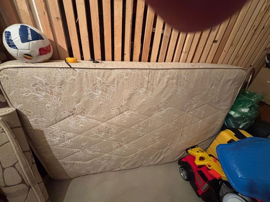 Vând saltea și donez dulap ( masa )