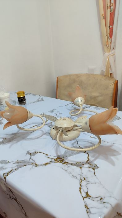 Продам потолочную люстру