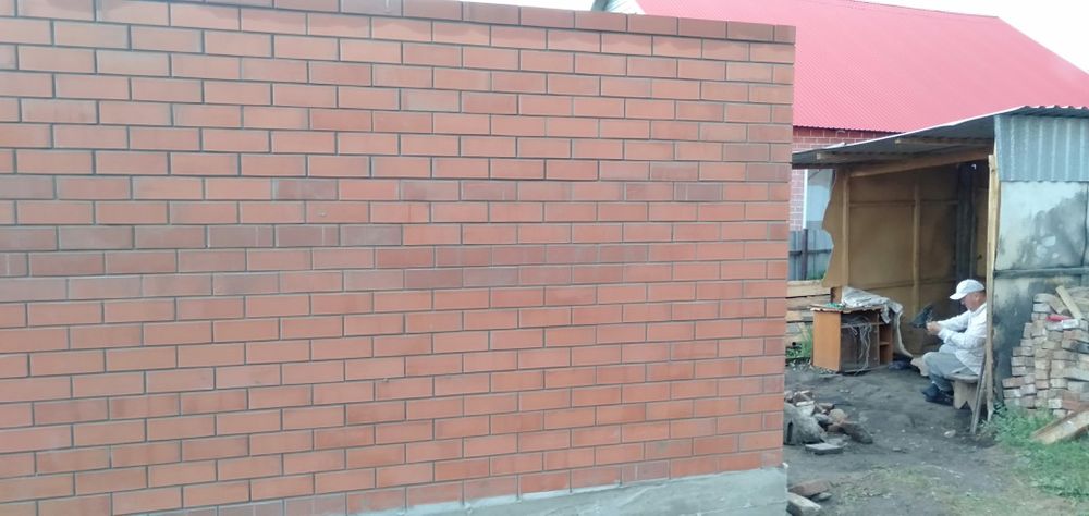 Каменщик, кладка кирпича