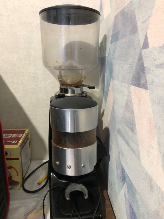 kofe mashinka va kofemolka sotiladi