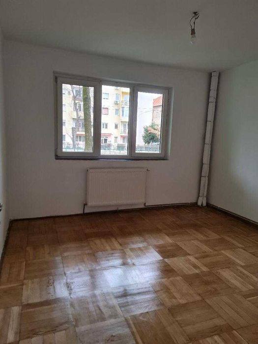 Vand apartament 3 camere , Boul Rosu, complet zugravit Feb. 2026 !