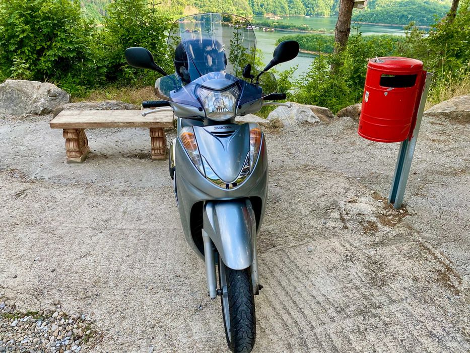 Продавам Honda SH 300