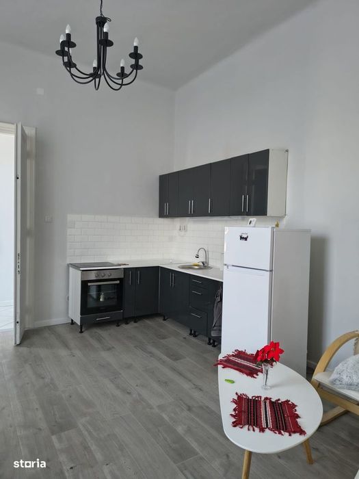 Apartament in zona centrala,finisat (cladire istorica ),mobilat,cu par