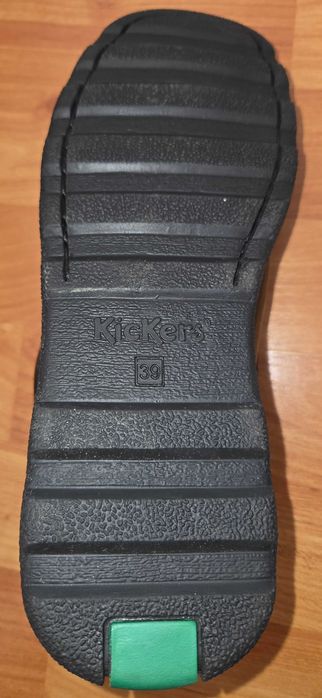 Vând adidași eleganți Kickers