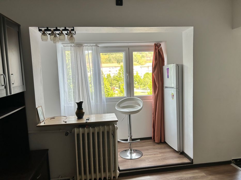 Închiriez garsonieră mobilată