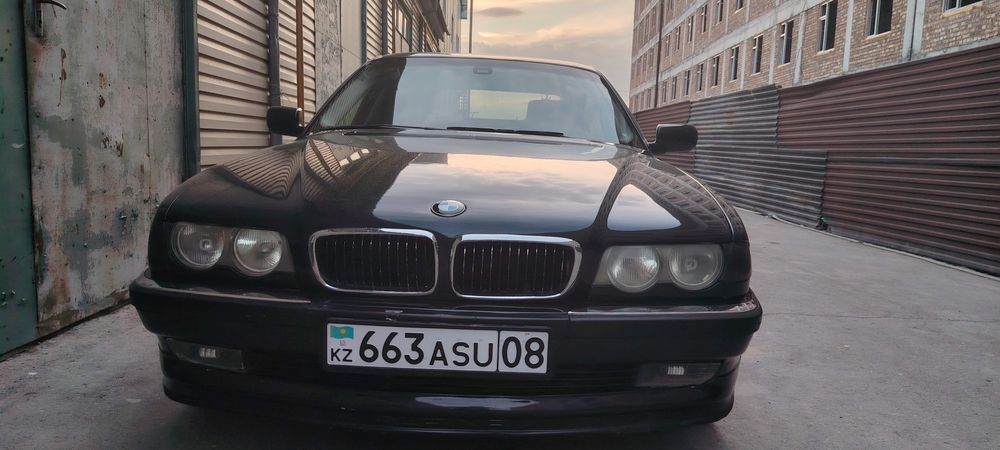 Машина хорошего состояния мотор каробка привазной мотор масло не кушае