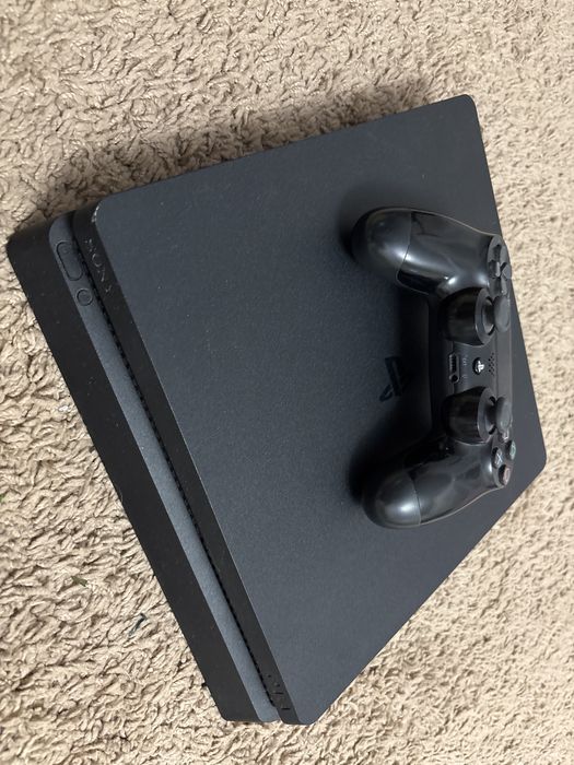 Playstation 4 slim +1 joystick