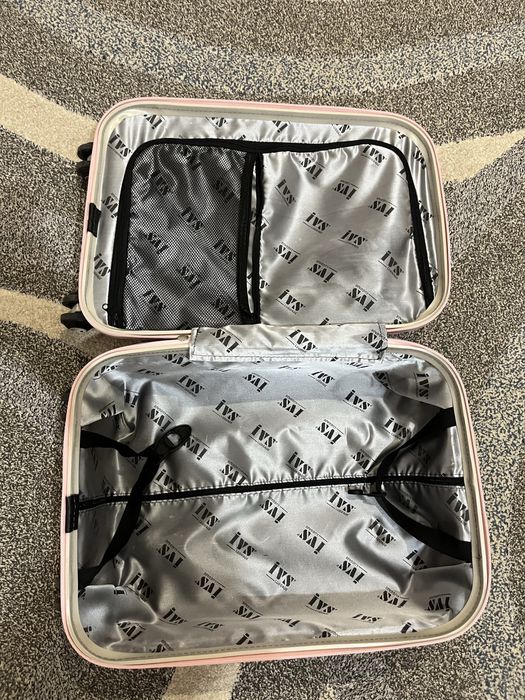 Розовый чемодан, вместительный