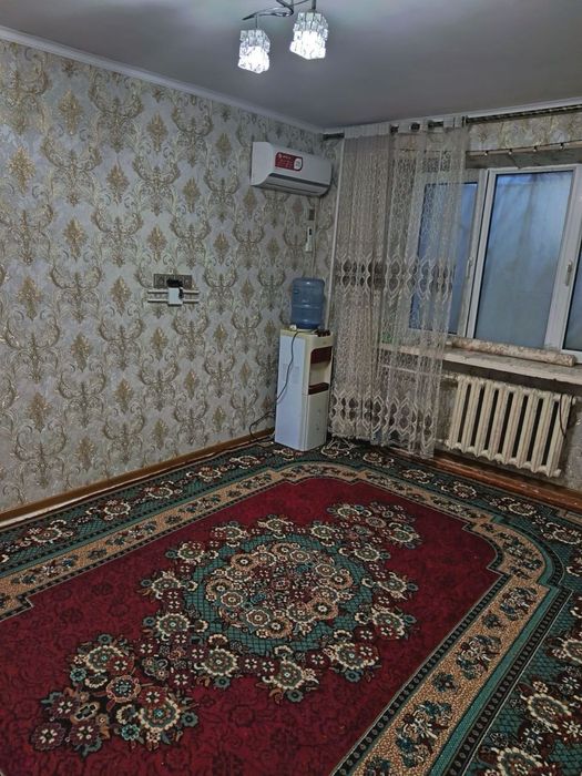 Qorasaroy 1/1/4 srochno sotiladi garaji bor