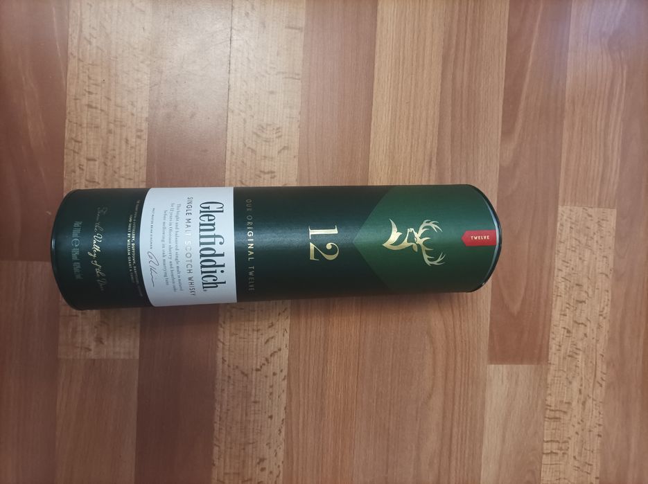 Кутия от руска водка и кутии от уиски