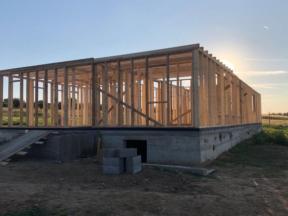 Execut case pe structura de lemn