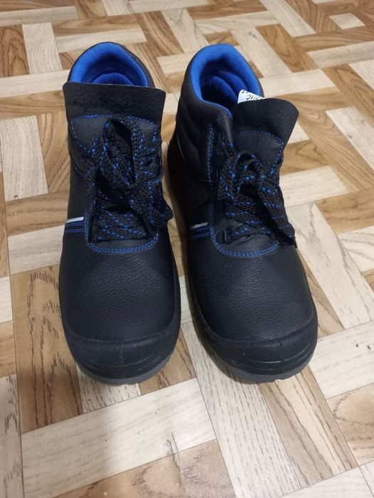 Продам  спец обувь