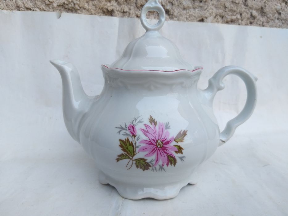 Стар български бароков чайник с украса горски слез, здрав