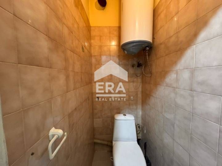 Необзаведен двустаен апартамент на среден етаж в кв. "Възраждане" 3 за