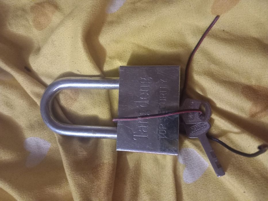 Vând lacat cisa cu 2 chei