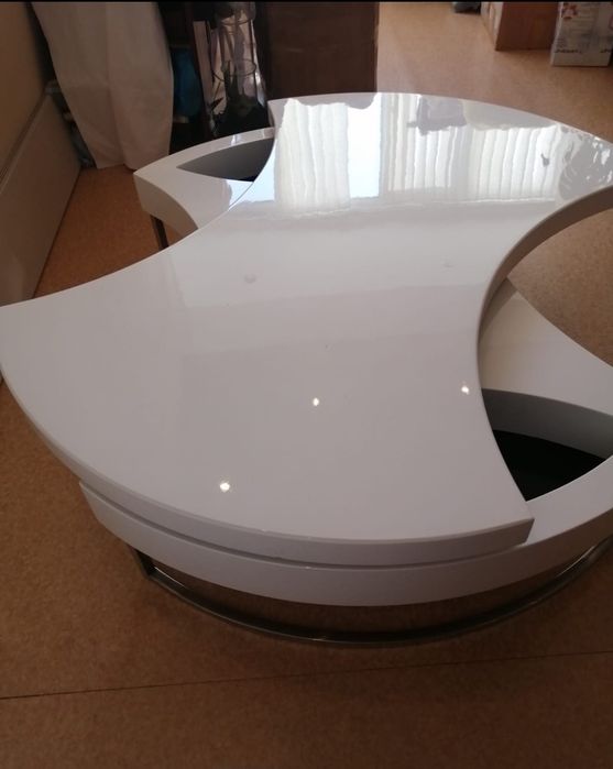 Продается столик  с крутящейся столешней! Хорошо пожойдет для салонов,