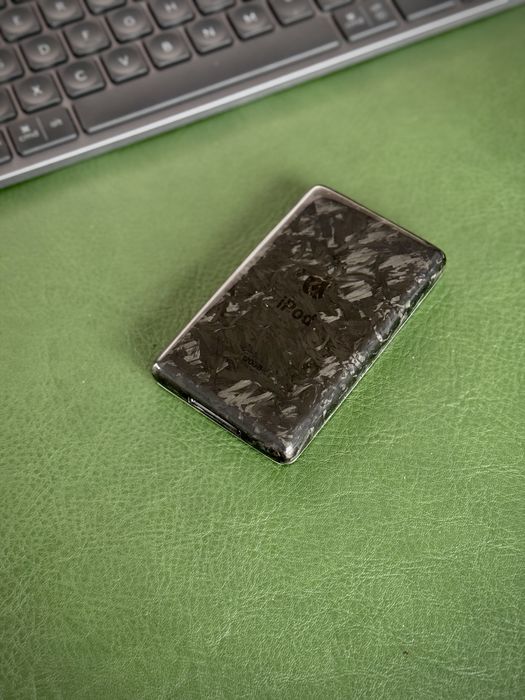iPod Classic 6th – Custom UNIC, fibră de carbon