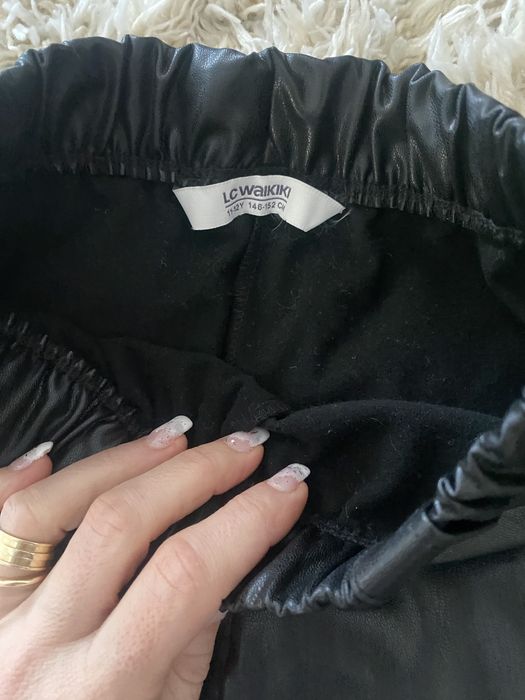 Pantaloni negri piele de femei