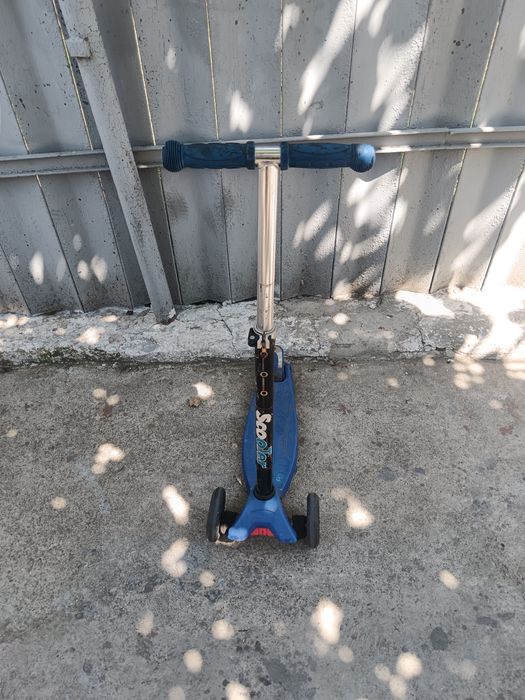 Vând două trotinete copii și o bicicletă cadou