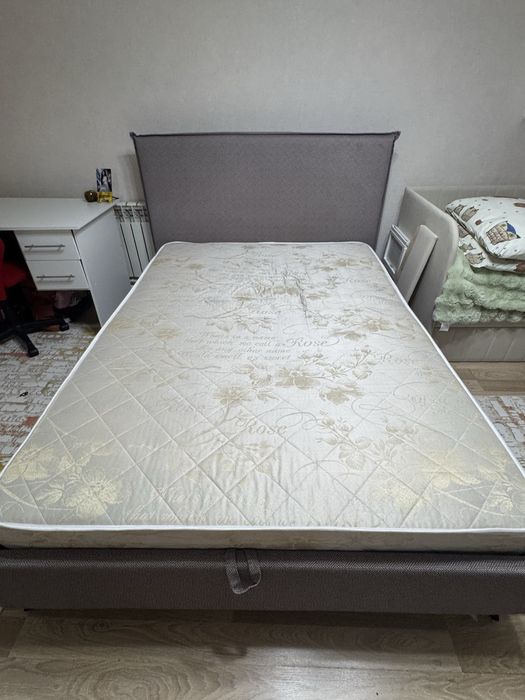Продам кровать с матрацем