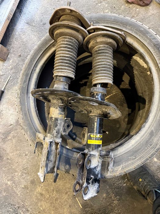 Предни амортисьори Toyota auris 2008