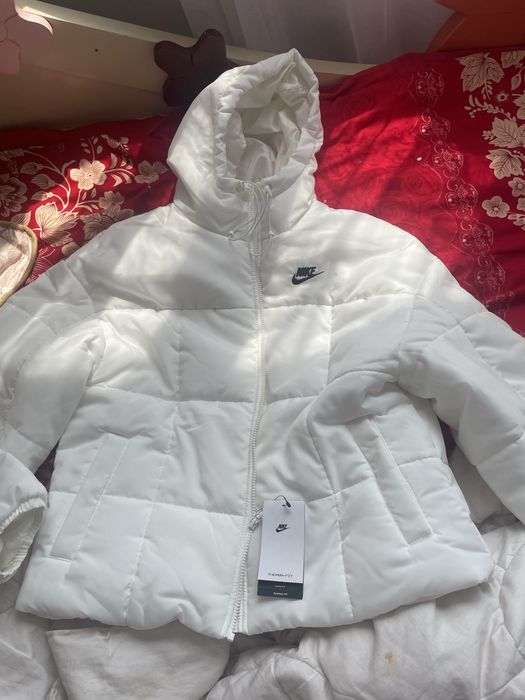 Geachă nouă ne purtată nike