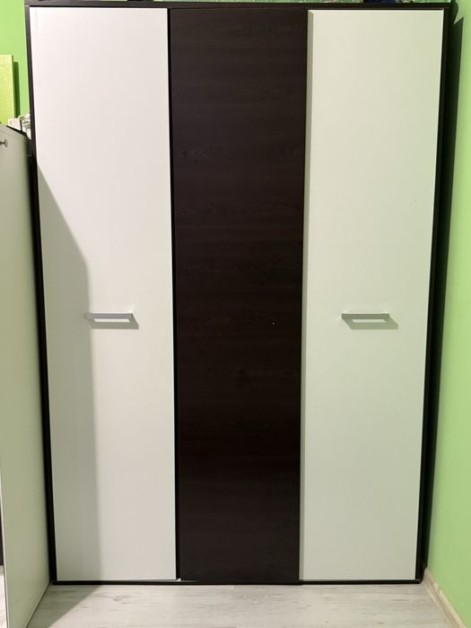 Трикрилен гардероб