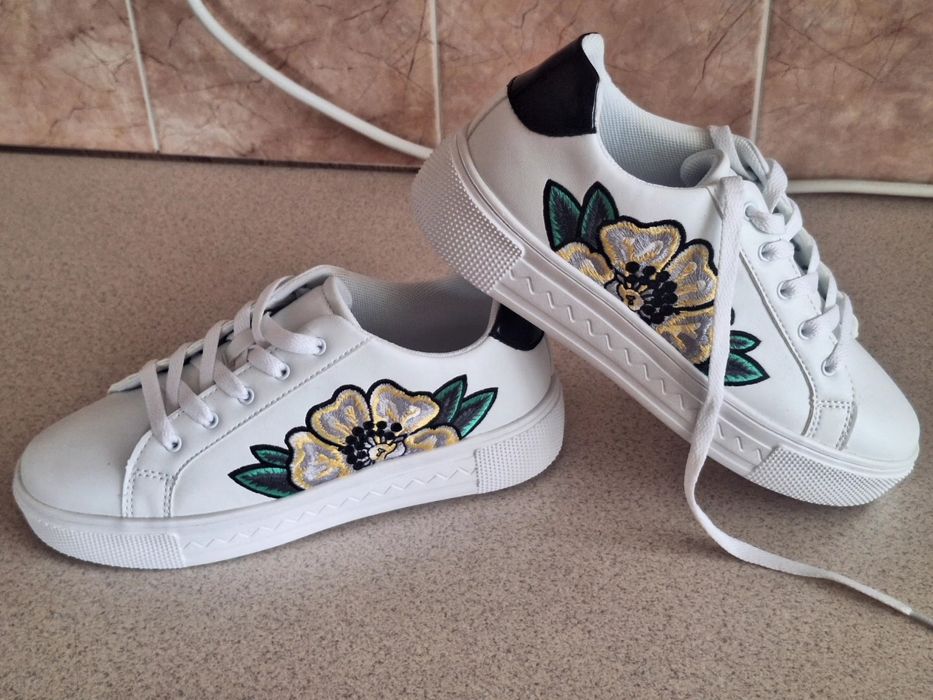 Нови бели кецове с цветна бродерия – свежест и стил за лятото!