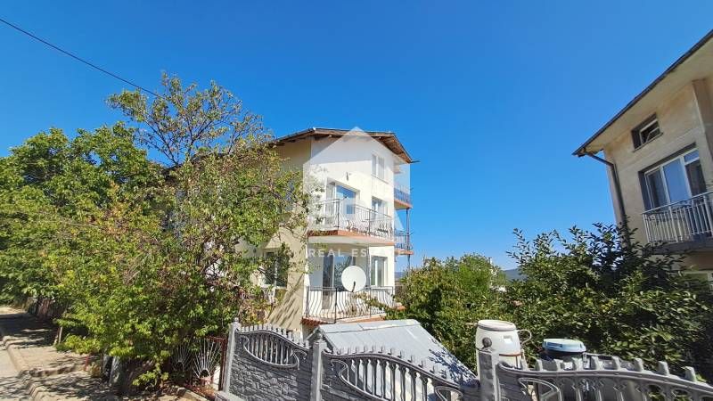 Хотел на 4 етажа за продажба, с общо 18 едностайни и двустайни апартам