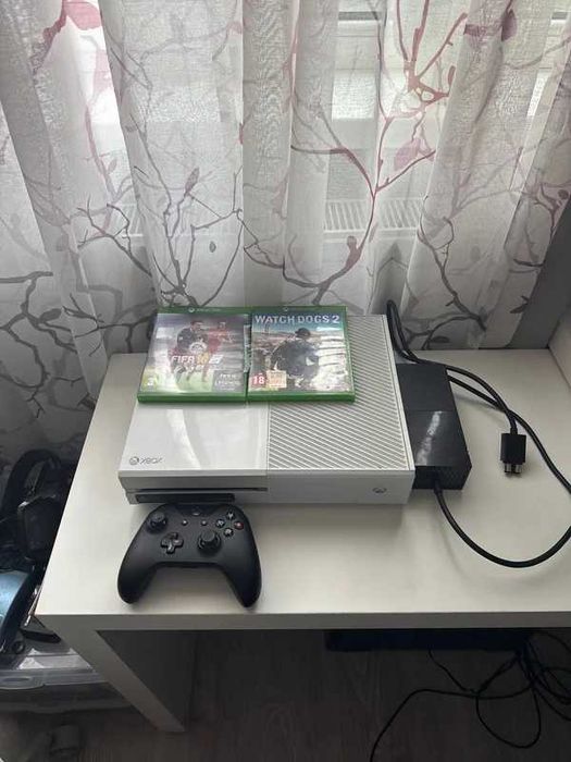 Xbox one 500gb alb + Controller Wireless original si doua jocuri