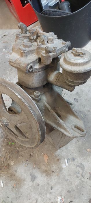 Compresor în două pistoane