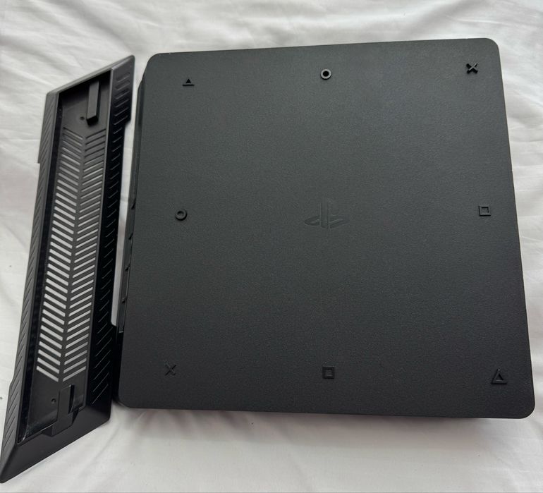 Продаю Sony PlayStation 4