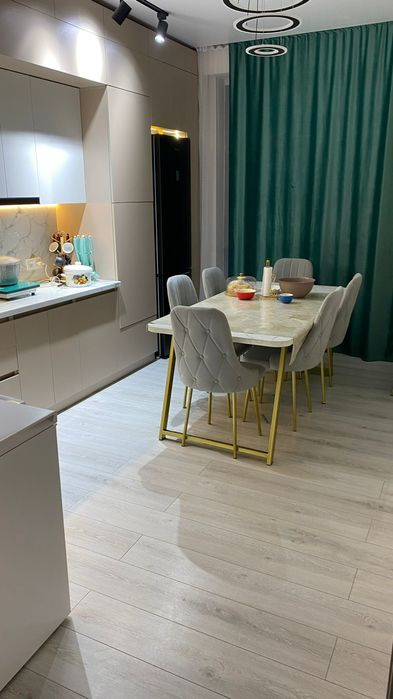 Обеденный стол со стульями (8 персон)