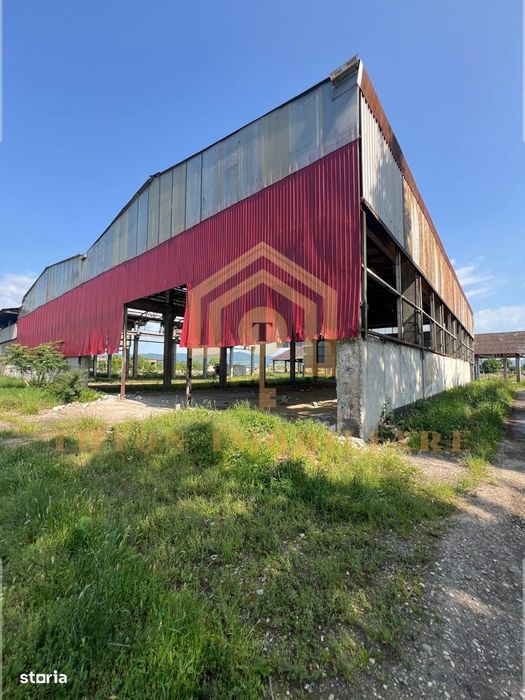 Teren industrial de vânzare–27.000 m² cu 4 hale acces autostradă, gară