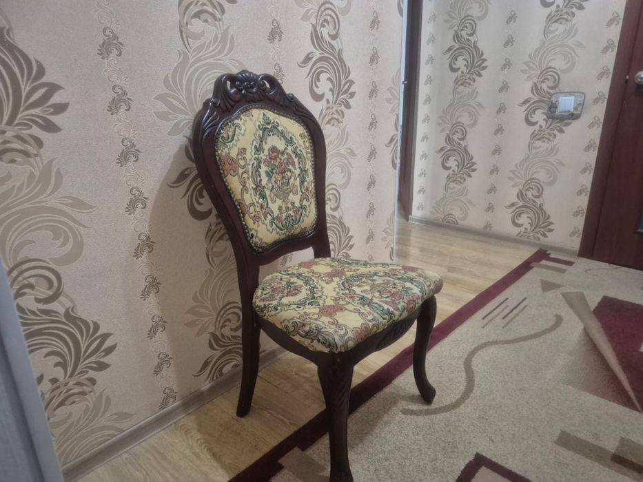 Продам стол со стульями б/у в идеальном состоянии.